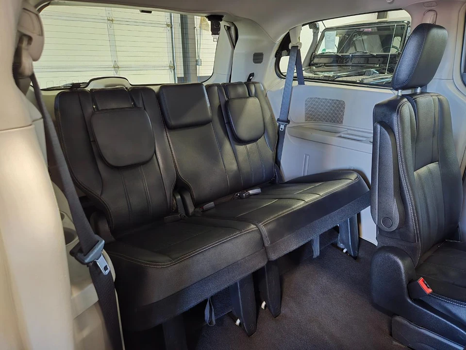 2016 Chrysler Town & Country - Image 11 of 18
