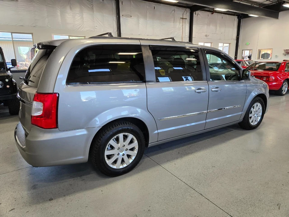 2016 Chrysler Town & Country - Image 4 of 18