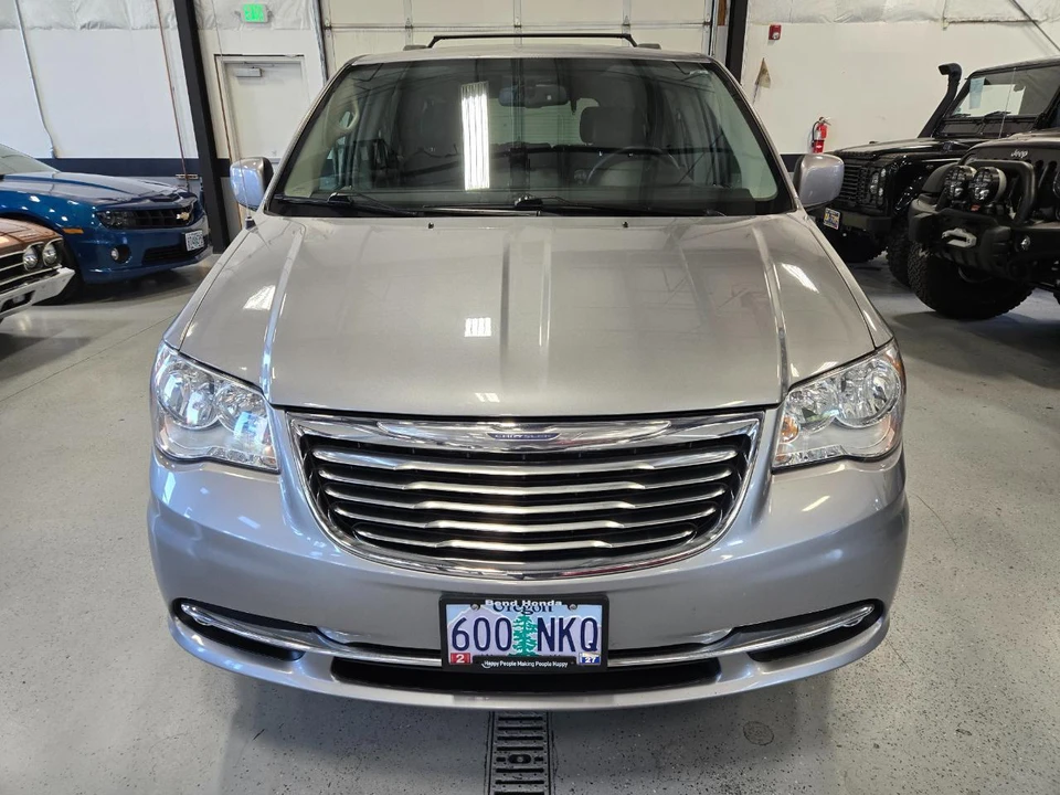 2016 Chrysler Town & Country - Image 2 of 18