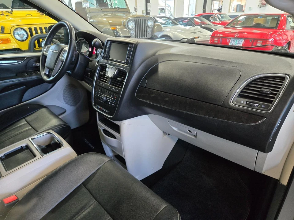 2016 Chrysler Town & Country - Image 13 of 18