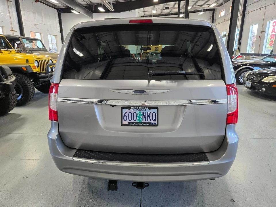 2016 Chrysler Town & Country - Image 5 of 18