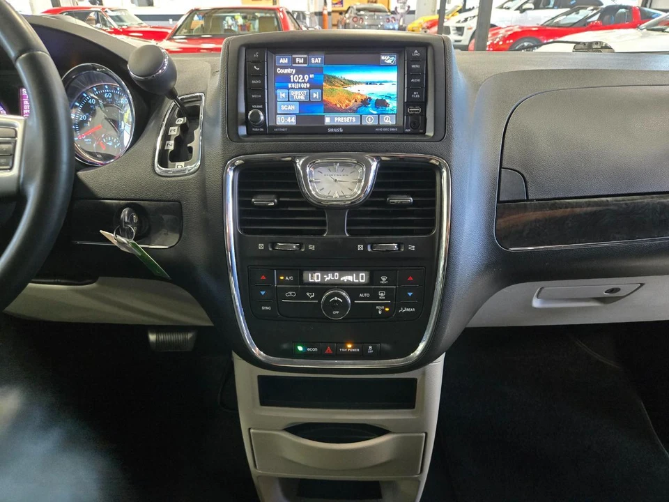 2016 Chrysler Town & Country - Image 15 of 18