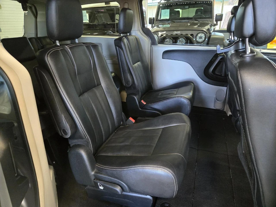 2016 Chrysler Town & Country - Image 12 of 18