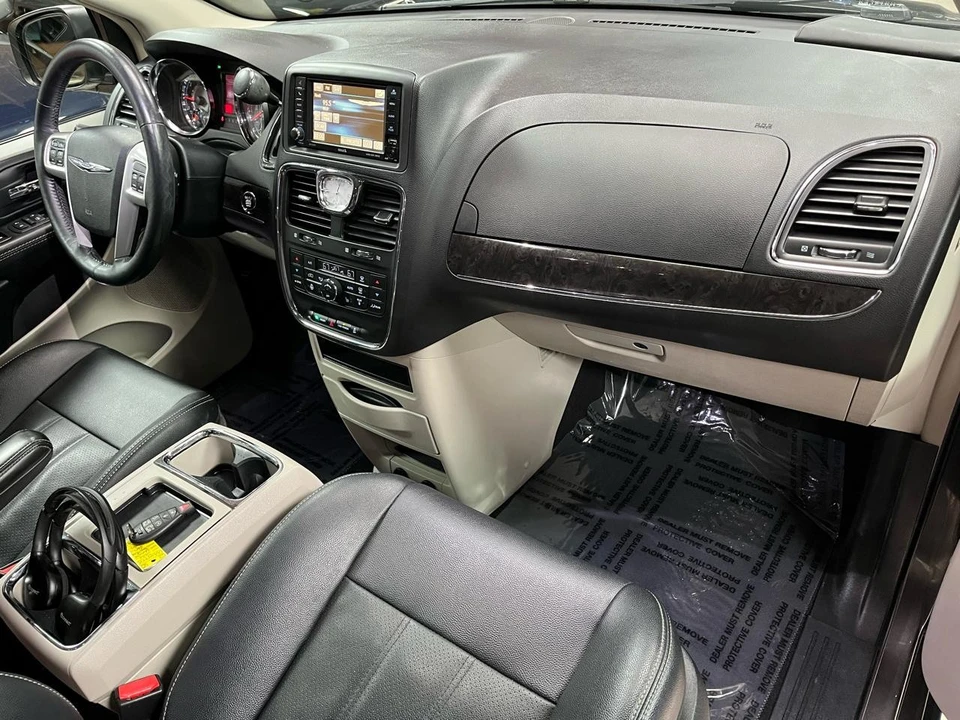2016 Chrysler Town & Country - Image 11 of 21
