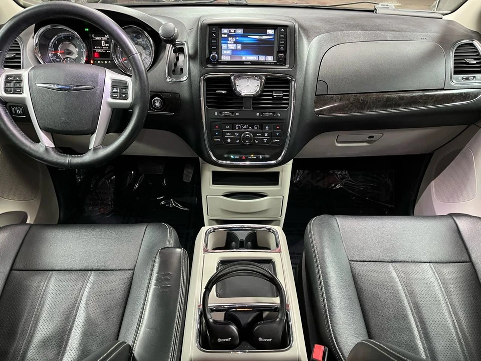 2016 Chrysler Town & Country - Image 10 of 21