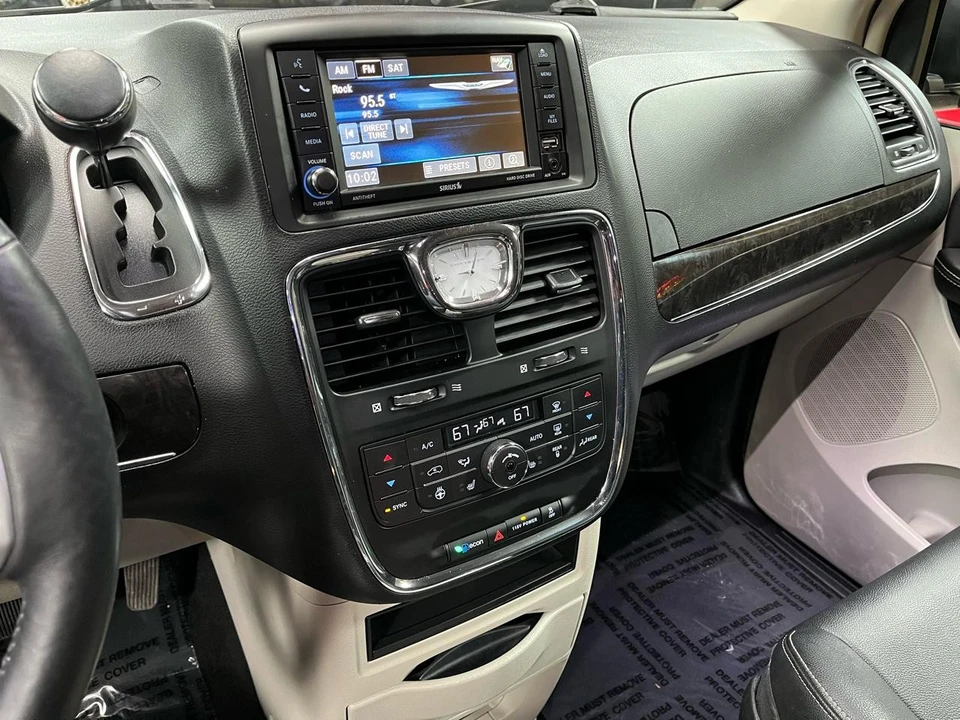 2016 Chrysler Town & Country - Image 17 of 21