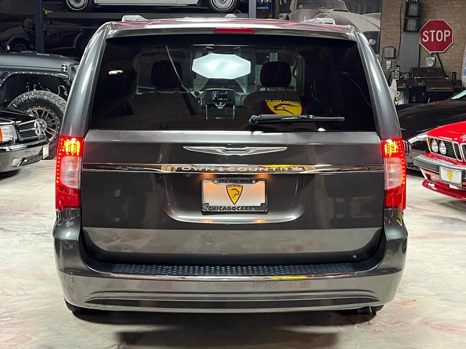 2016 Chrysler Town & Country - Image 8 of 21