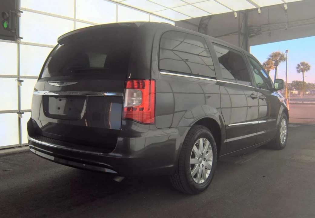 2016 Chrysler Town & Country - Image 5 of 20