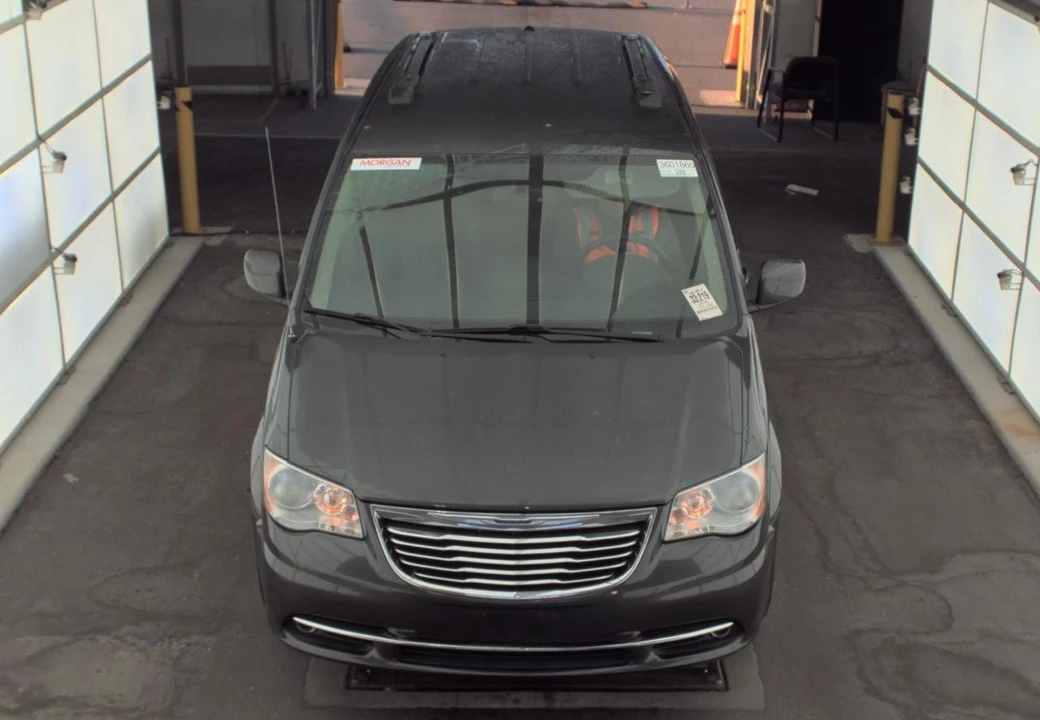2016 Chrysler Town & Country - Image 2 of 20