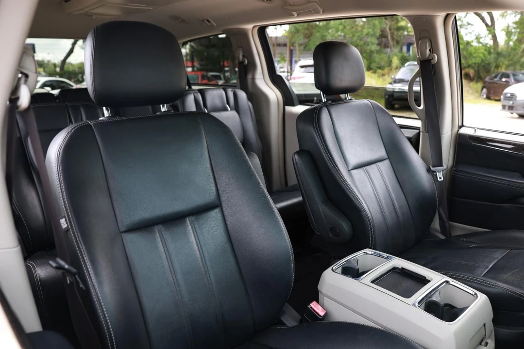 2016 Chrysler Town & Country - Image 16 of 21