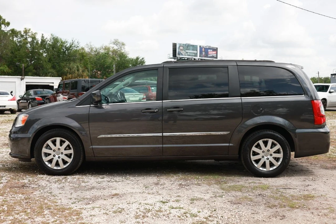2016 Chrysler Town & Country - Image 3 of 21