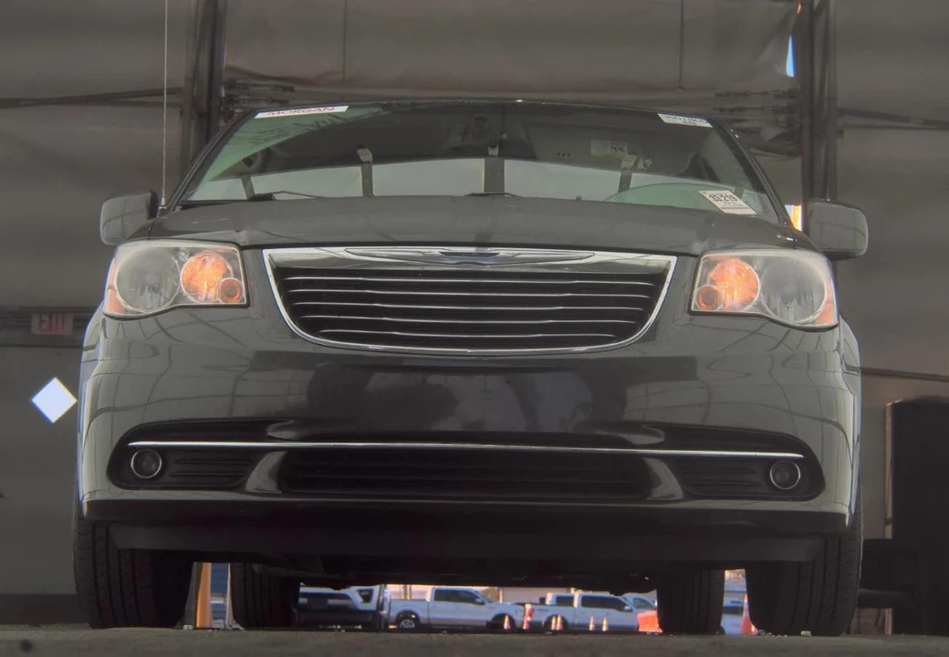 2016 Chrysler Town & Country - Image 3 of 20