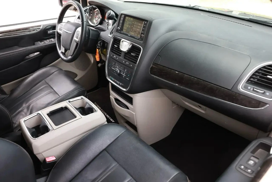 2016 Chrysler Town & Country - Image 18 of 21