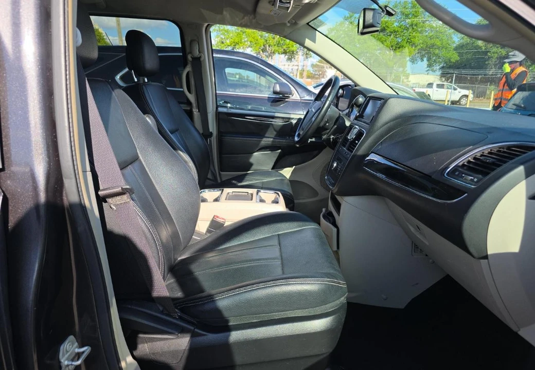 2016 Chrysler Town & Country - Image 11 of 20