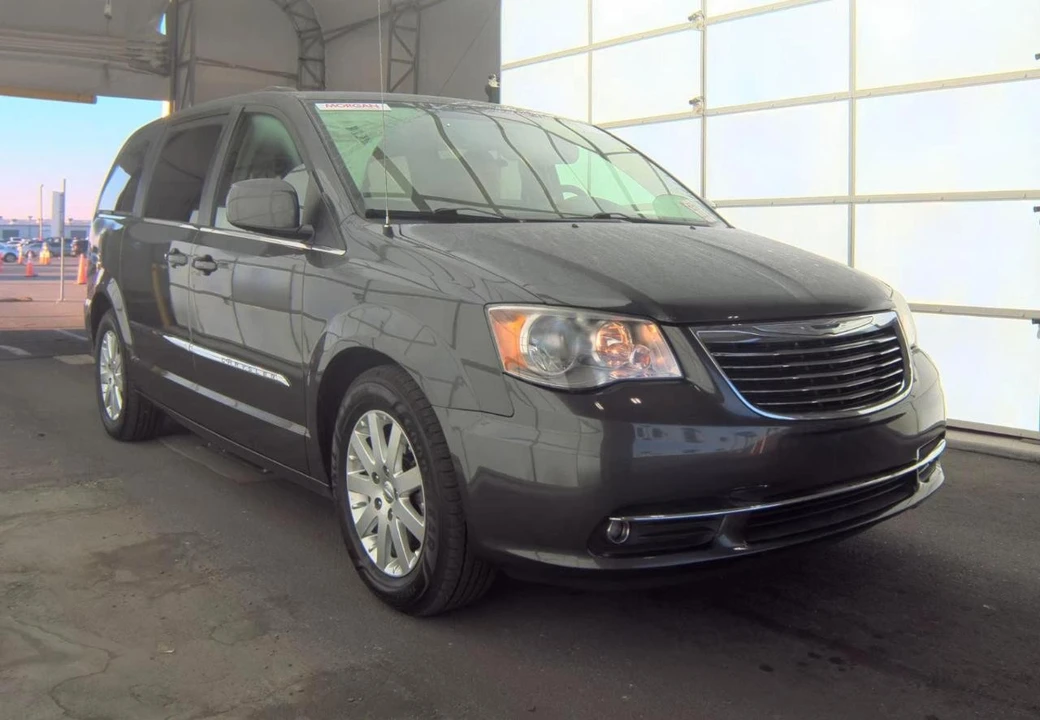 2016 Chrysler Town & Country - Image 4 of 20