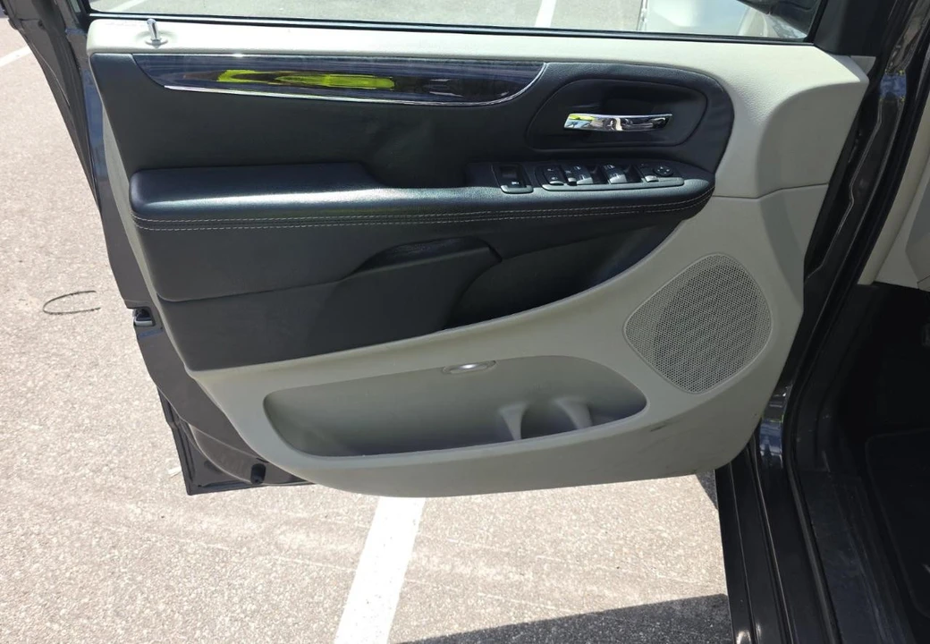 2016 Chrysler Town & Country - Image 12 of 20