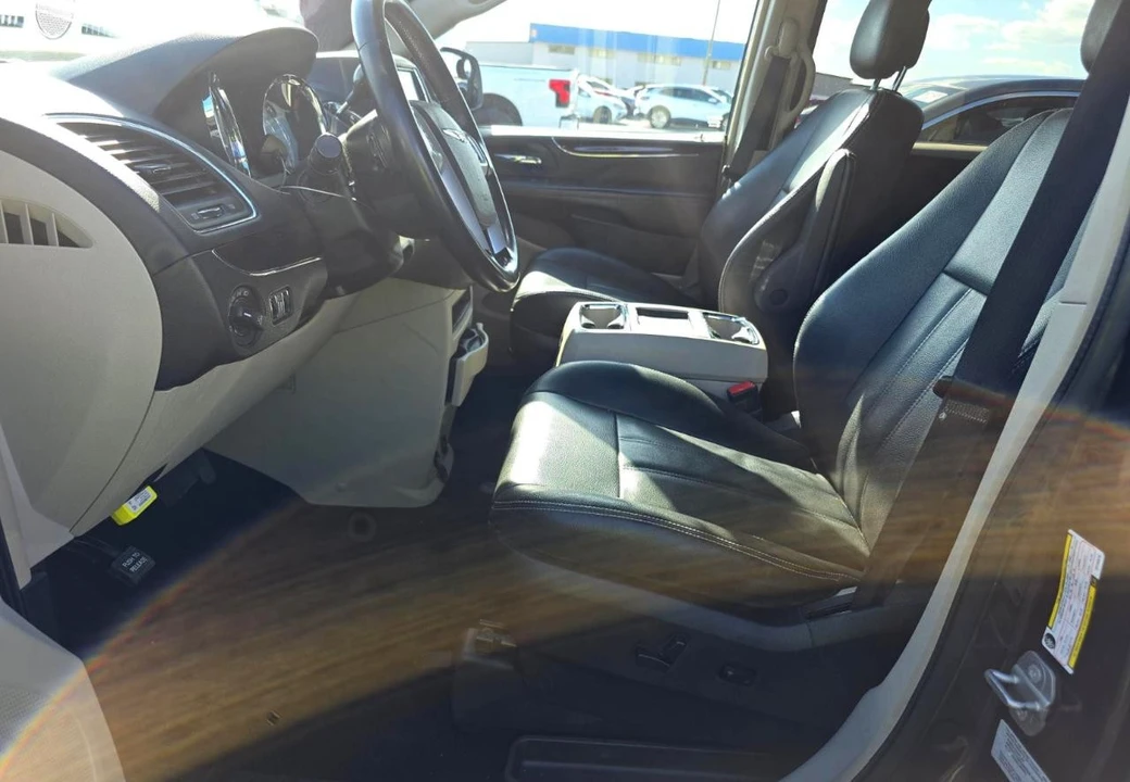 2016 Chrysler Town & Country - Image 10 of 20