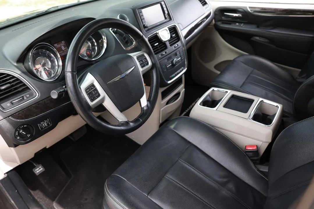 2016 Chrysler Town & Country - Image 4 of 21