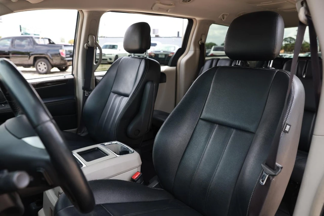 2016 Chrysler Town & Country - Image 6 of 21