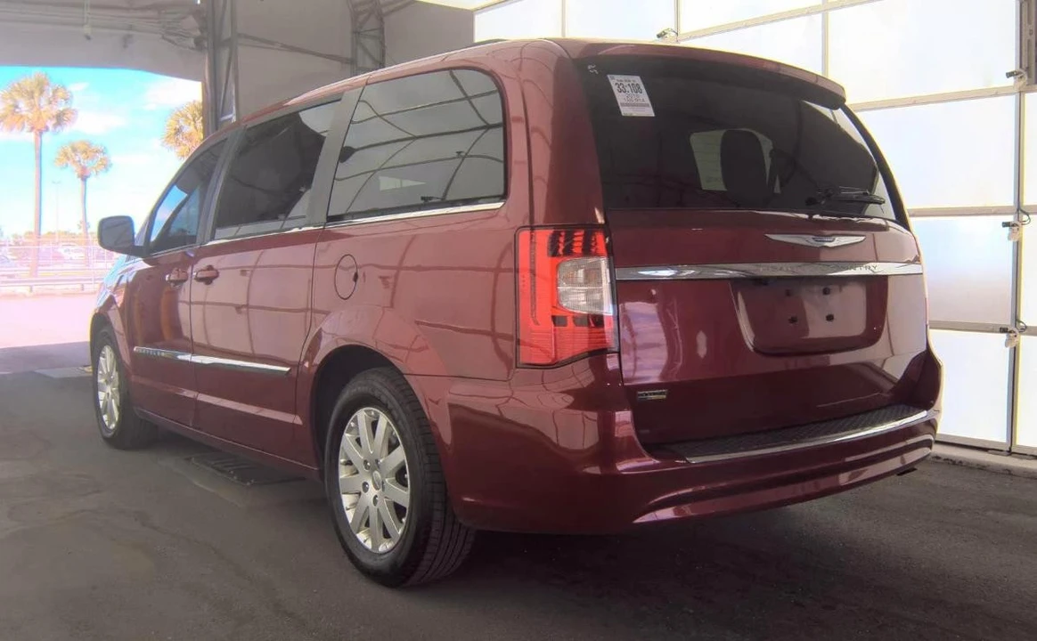 2016 Chrysler Town & Country - Image 6 of 13