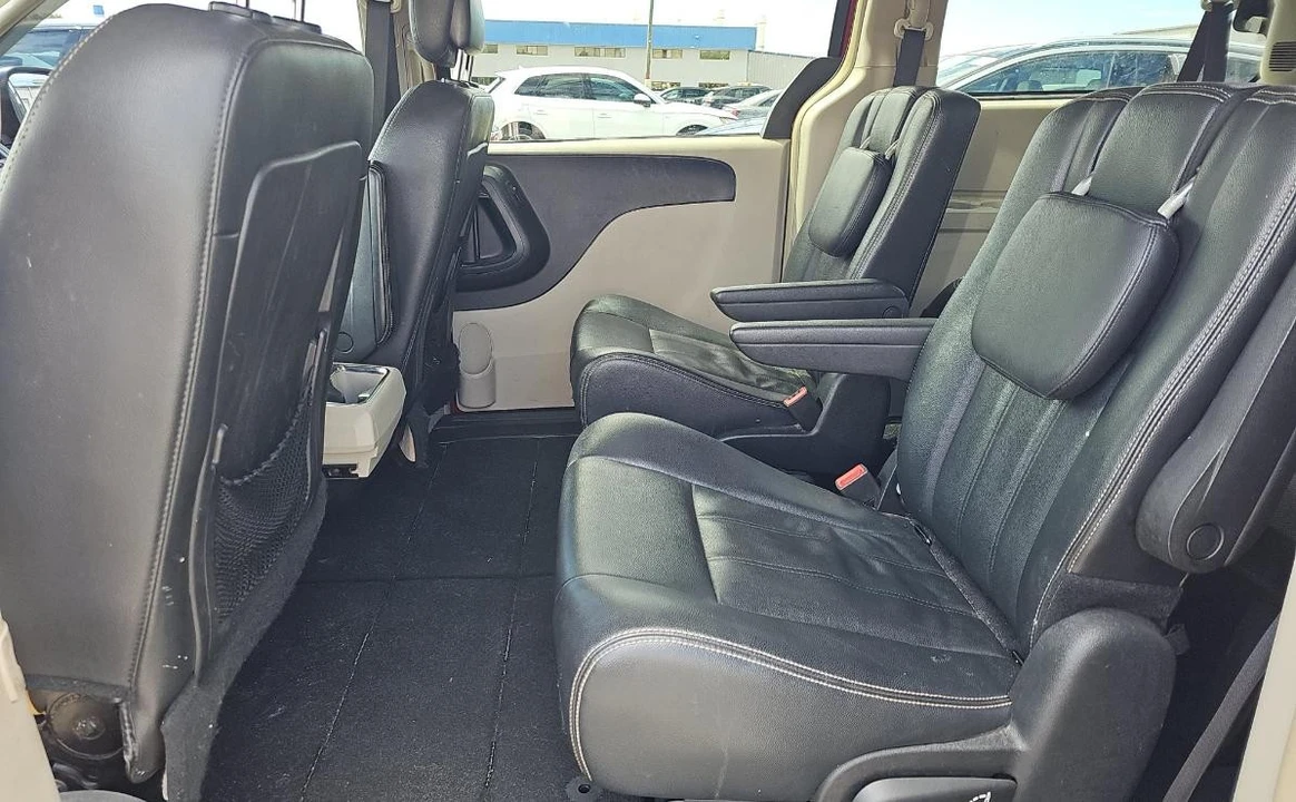 2016 Chrysler Town & Country - Image 12 of 13