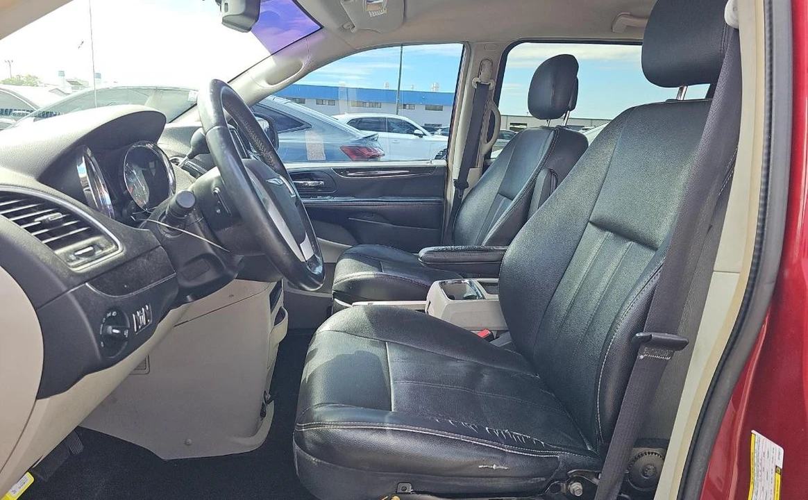 2016 Chrysler Town & Country - Image 7 of 13
