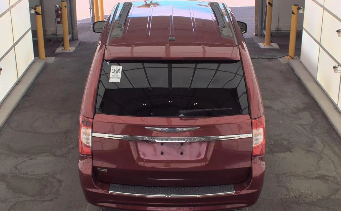 2016 Chrysler Town & Country - Image 5 of 13