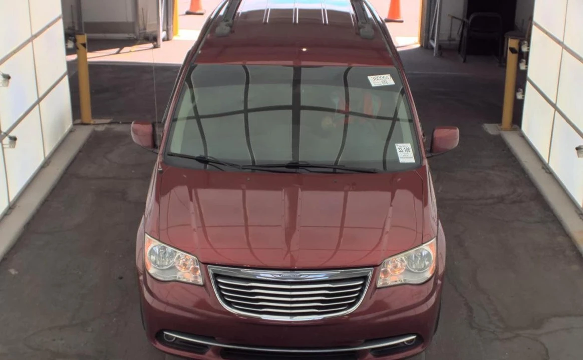 2016 Chrysler Town & Country - Image 2 of 13