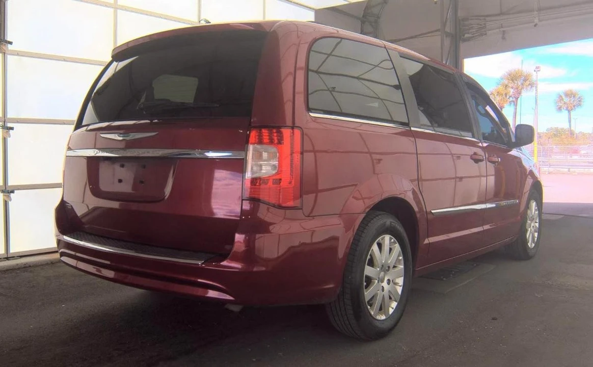 2016 Chrysler Town & Country - Image 4 of 13