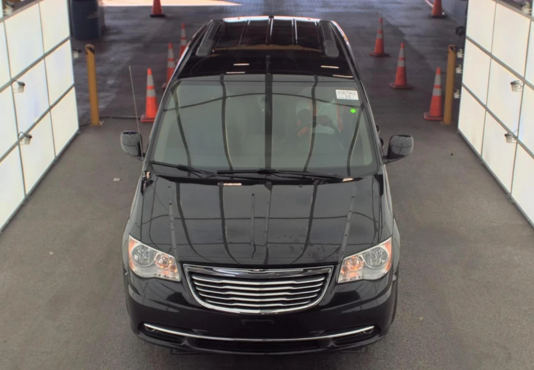 2016 Chrysler Town & Country - Image 7 of 12