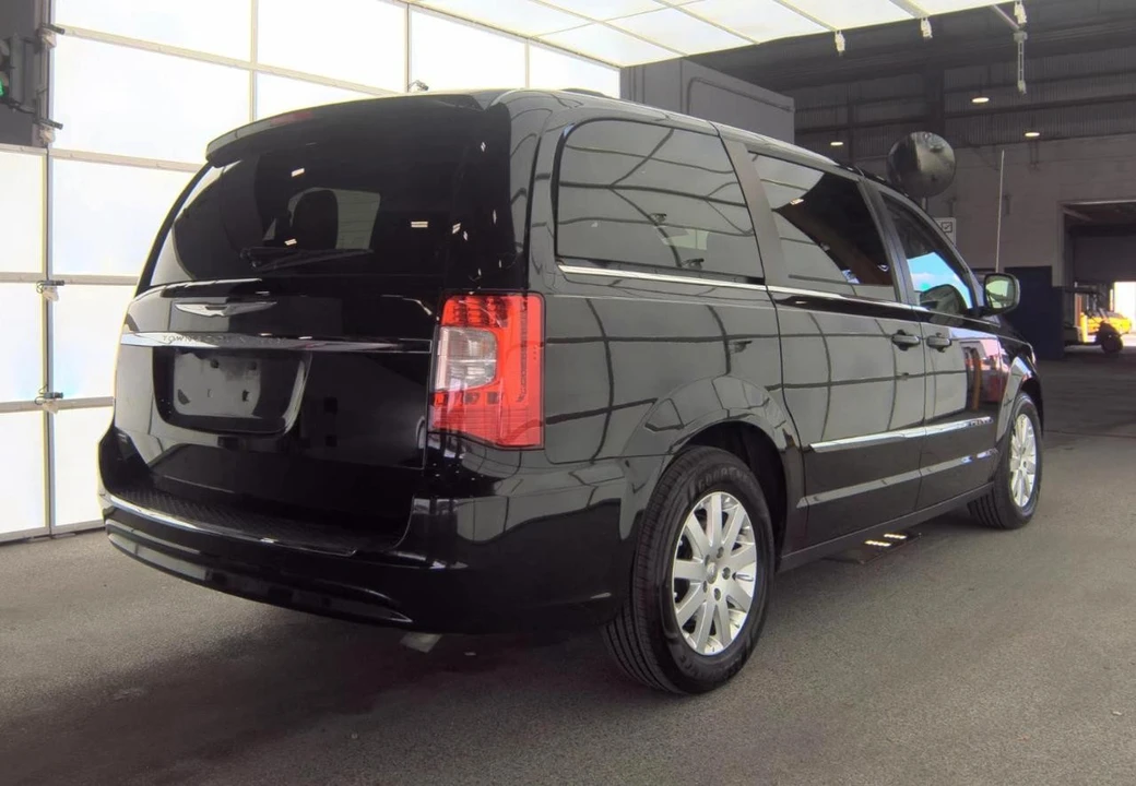 2016 Chrysler Town & Country - Image 5 of 12