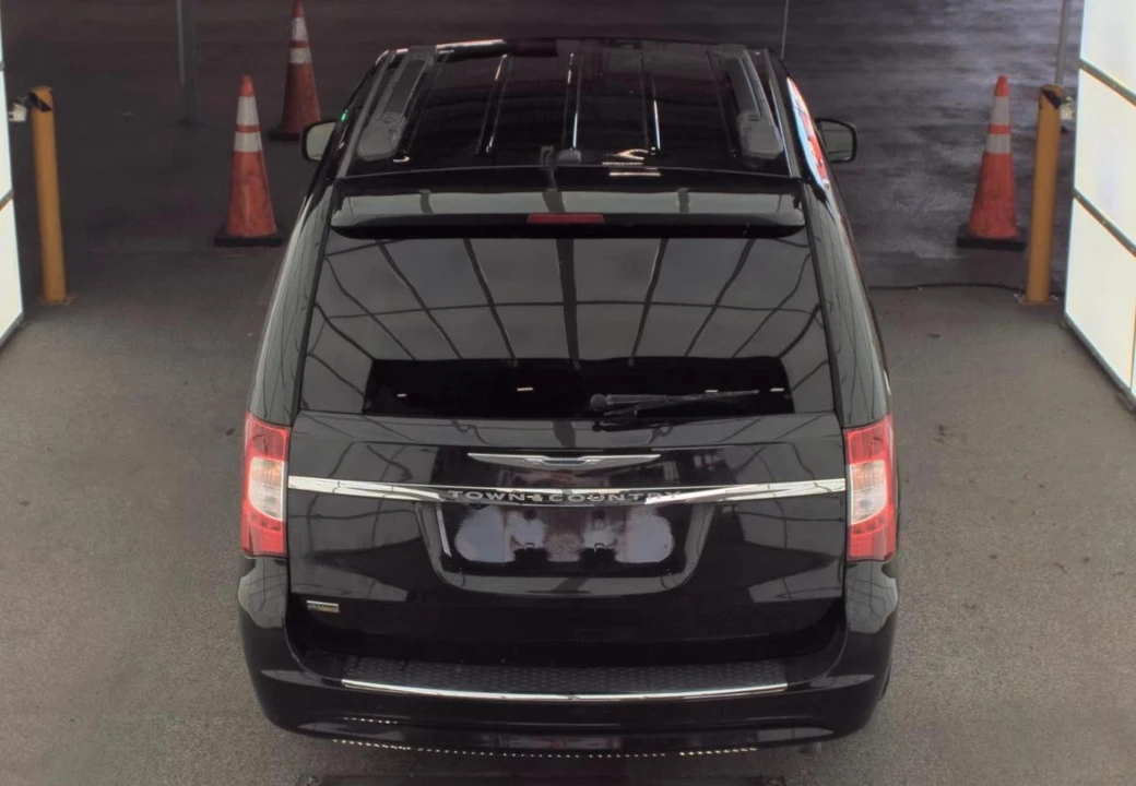 2016 Chrysler Town & Country - Image 3 of 12