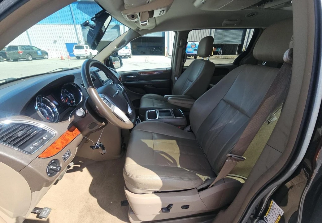 2016 Chrysler Town & Country - Image 9 of 12