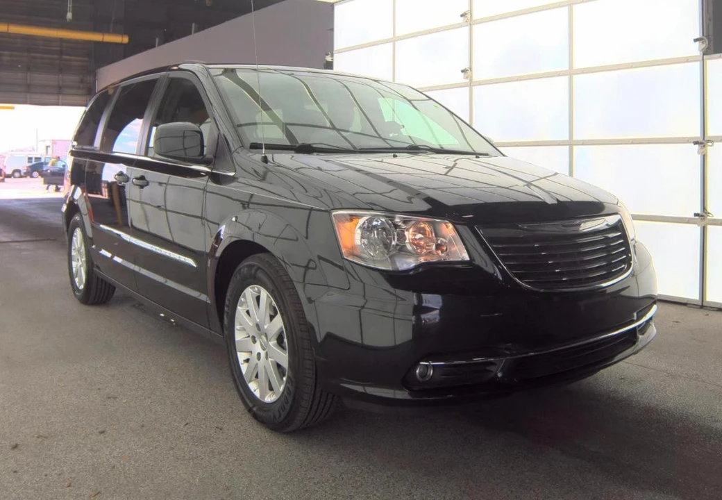 2016 Chrysler Town & Country - Image 6 of 12