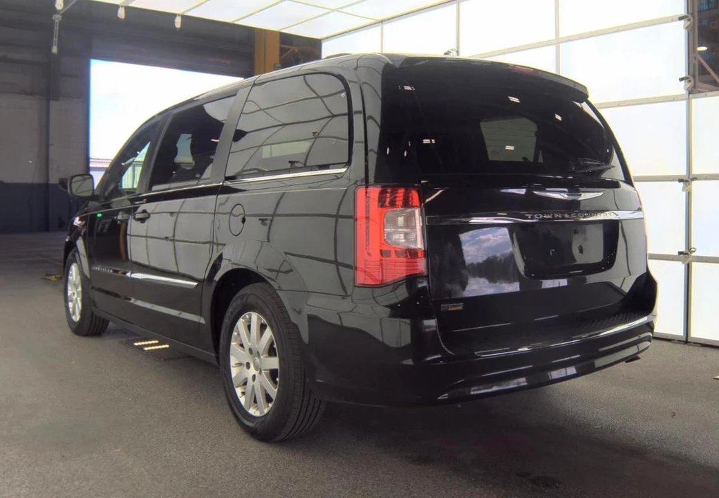 2016 Chrysler Town & Country - Image 2 of 12