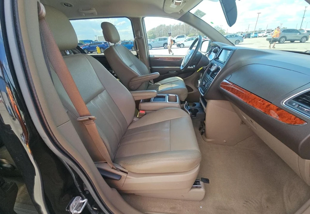 2016 Chrysler Town & Country - Image 10 of 12