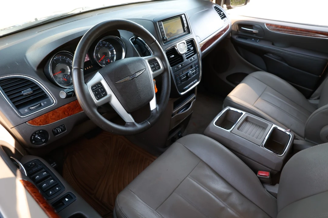 2016 Chrysler Town & Country - Image 4 of 21