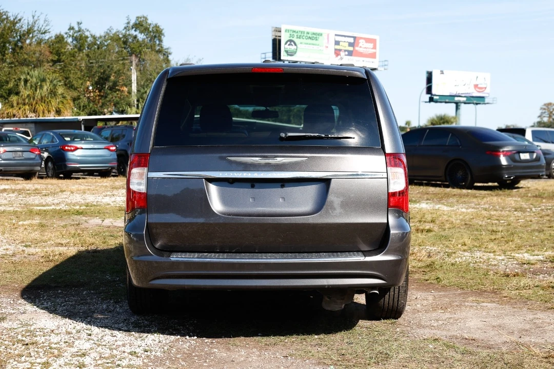 2016 Chrysler Town & Country - Image 7 of 12