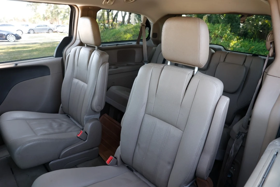 2016 Chrysler Town & Country - Image 8 of 12