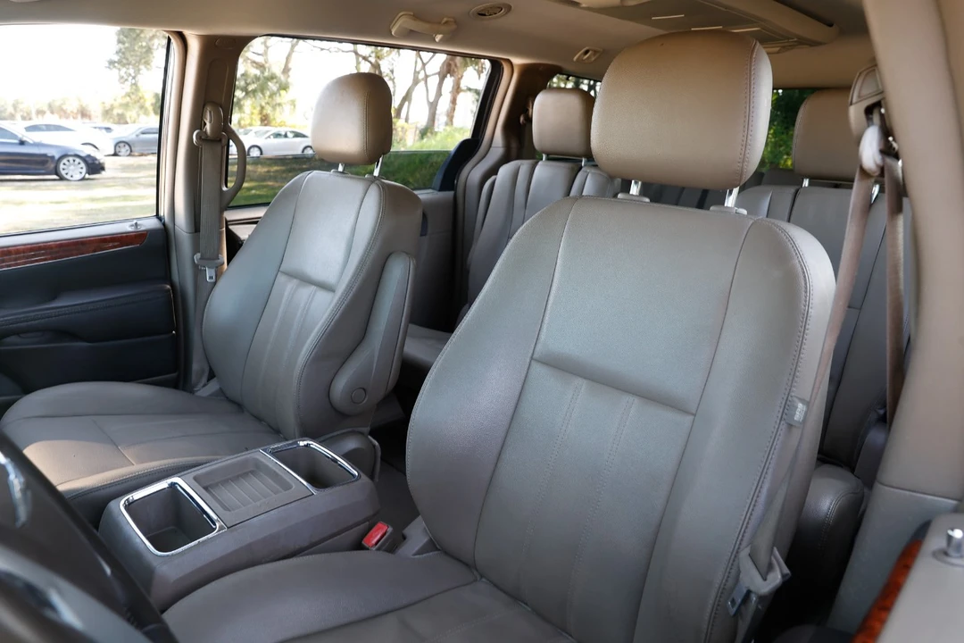 2016 Chrysler Town & Country - Image 6 of 21