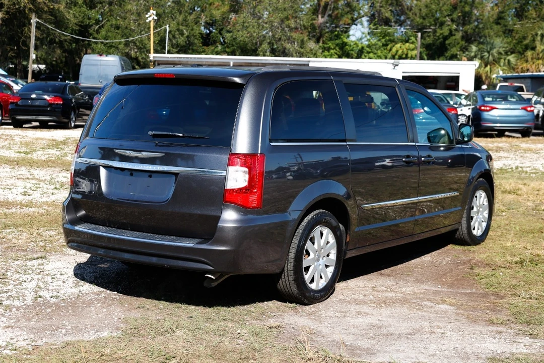 2016 Chrysler Town & Country - Image 11 of 12