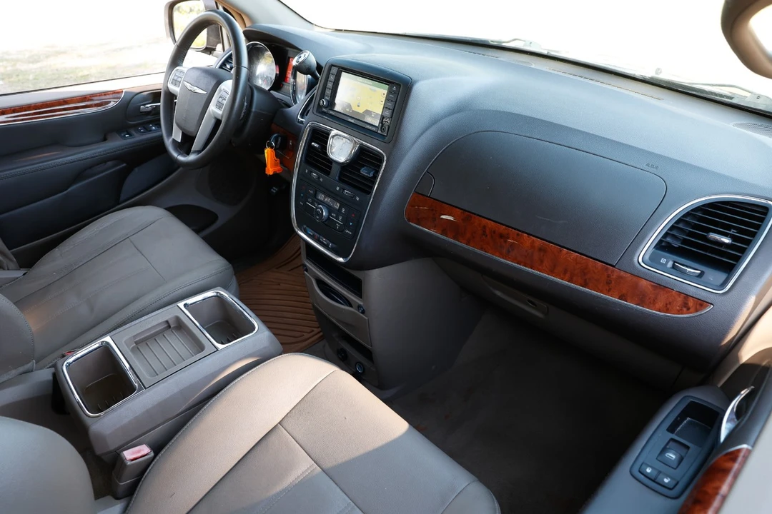 2016 Chrysler Town & Country - Image 18 of 21