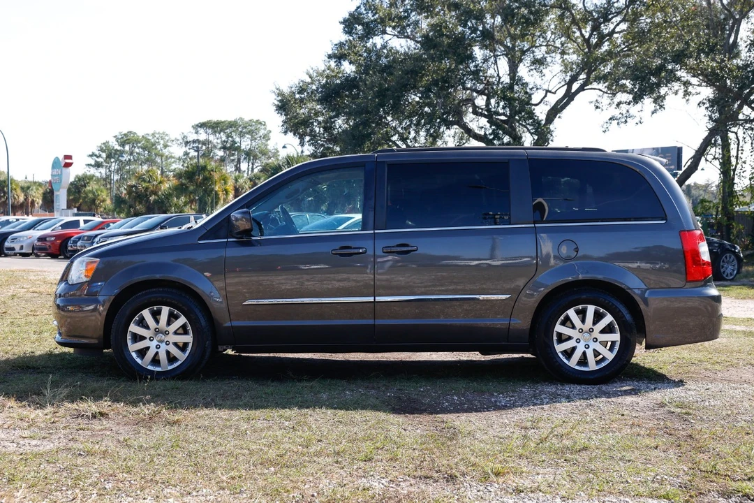 2016 Chrysler Town & Country - Image 3 of 21