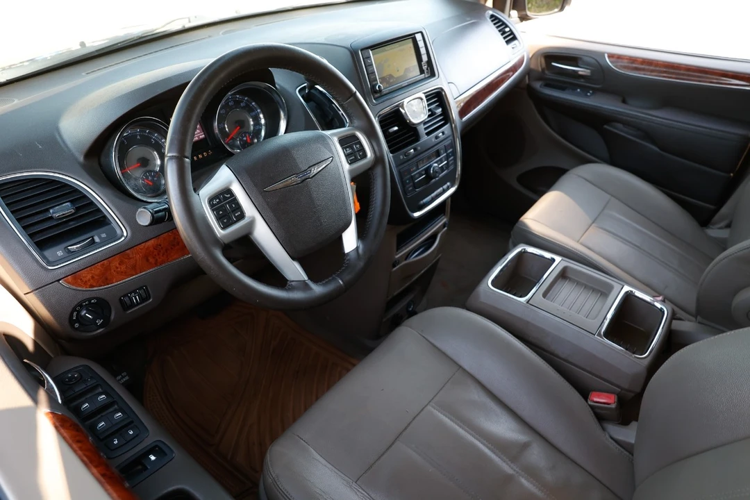 2016 Chrysler Town & Country - Image 4 of 12