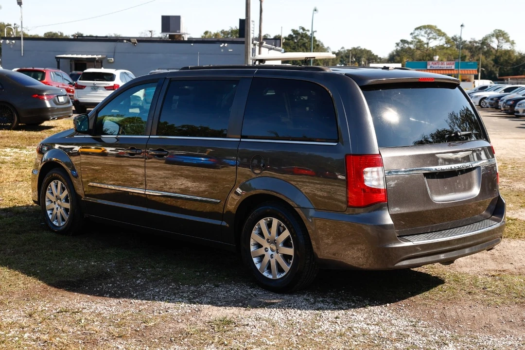 2016 Chrysler Town & Country - Image 5 of 12