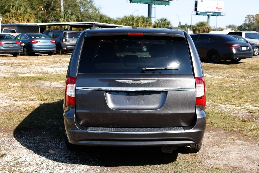 2016 Chrysler Town & Country - Image 9 of 12