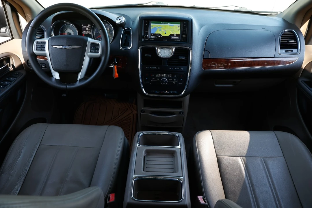 2016 Chrysler Town & Country - Image 2 of 12