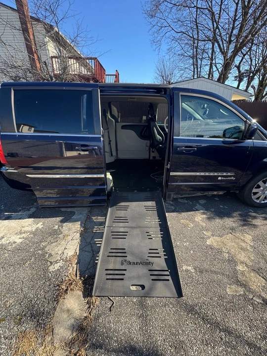 2016 Chrysler Town & Country - Image 8 of 11