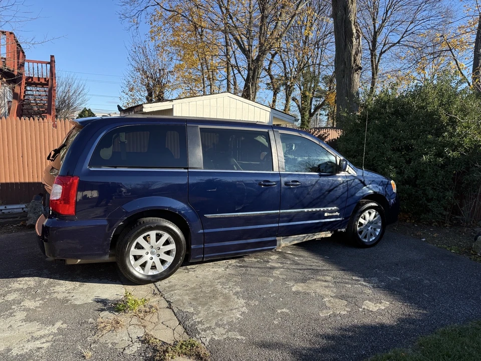 2016 Chrysler Town & Country - Image 4 of 11