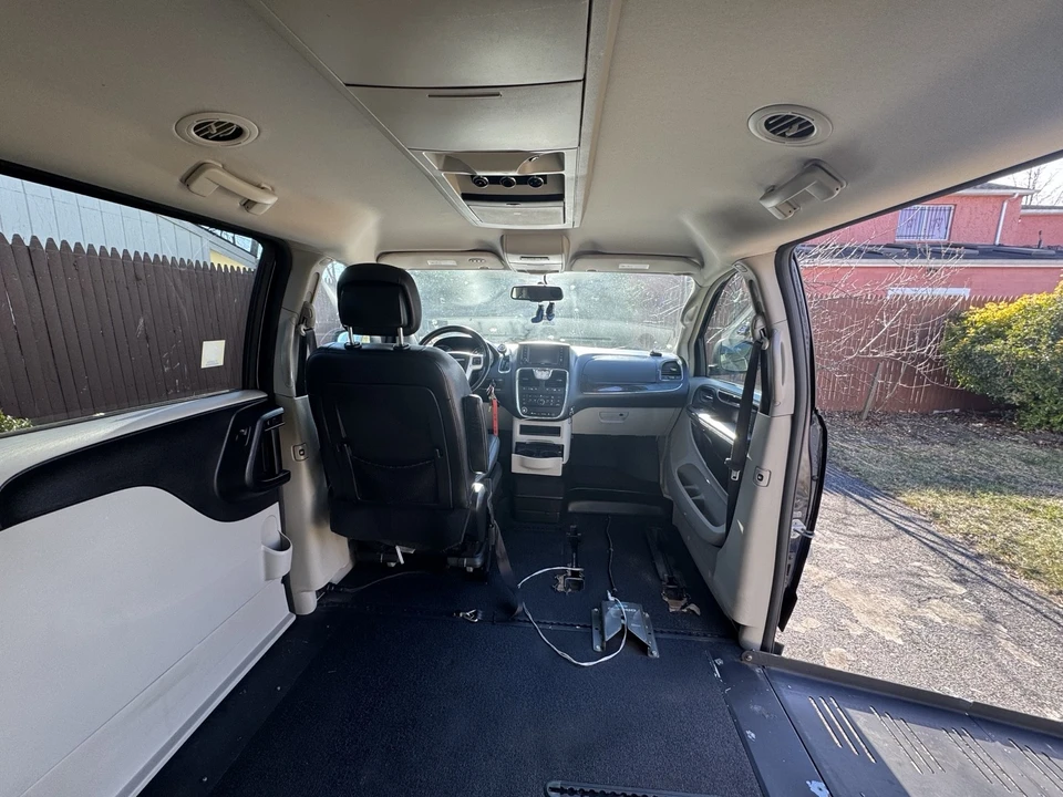 2016 Chrysler Town & Country - Image 10 of 11